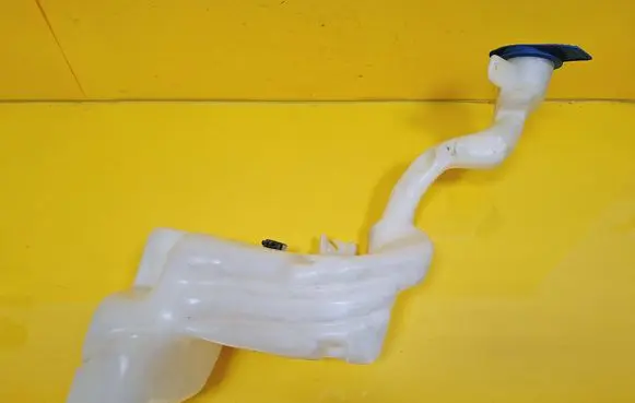 Windshield washer fluid reservoir/tank