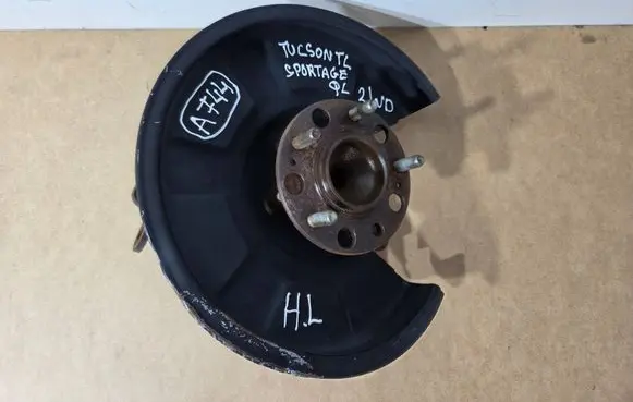 Rear wheel hub spindle/knuckle