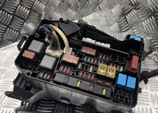 Toyota Prius (XW30) Relay mounting block 