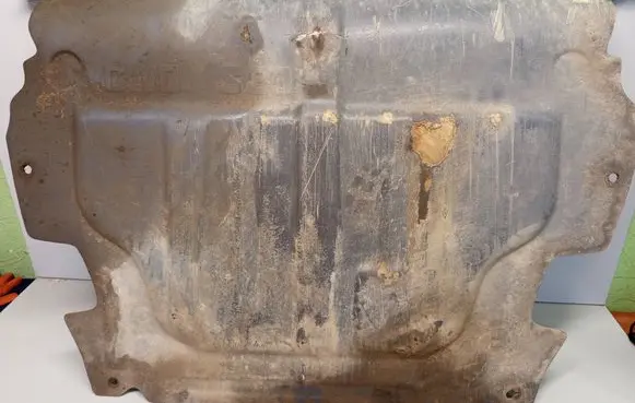 Volvo V70 Engine splash shield/under tray 
