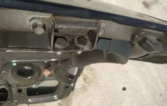 Tailgate/trunk/boot hinge