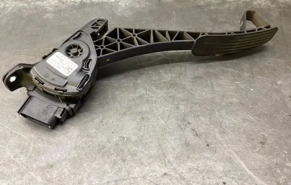 Volvo V70 Accelerator throttle pedal 30715173 6PV00954801