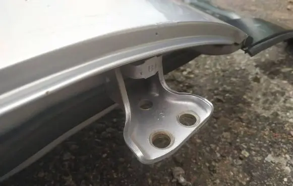 Mitsubishi Lancer Rear door lower hinge
