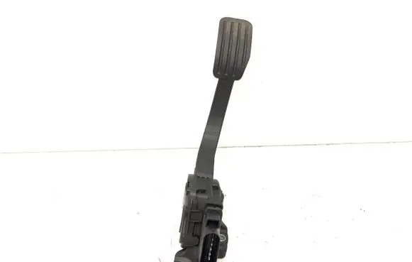 Accelerator throttle pedal
