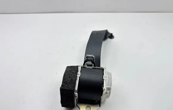 Toyota Yaris Rear seatbelt H073801 3517