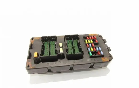 Jeep Grand Cherokee (WK) Fuse module