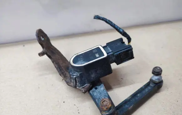 Headlight/headlamp level sensor