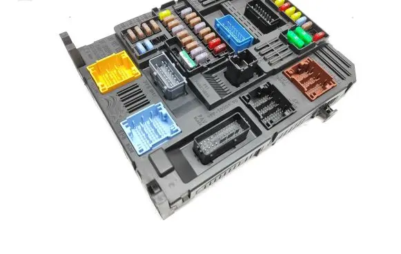 Peugeot 308 Fuse module 9819851480 28550137 0451841142