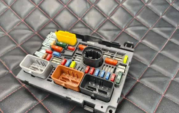 Peugeot 5008 Fuse module 9667044980