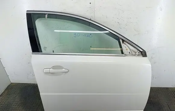 Volvo V70 Front door 61446