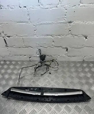 Third/center stoplight