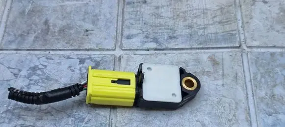 Toyota Auris 150 Airbag deployment crash/impact sensor 8983102060