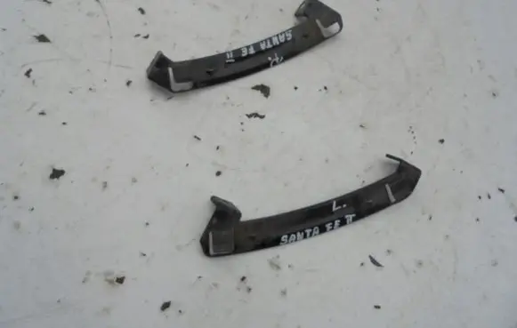 Hyundai Santa Fe Headlight/headlamp mounting bracket 