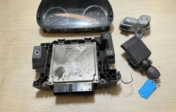 Mercedes-Benz Sprinter W906 Engine control unit/module A6519000700 28381077 A6519010600