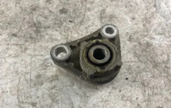 Volvo V70 Engine mount bracket 8666205