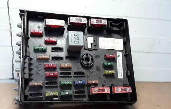 Volkswagen PASSAT B7 Fuse module 19157733
