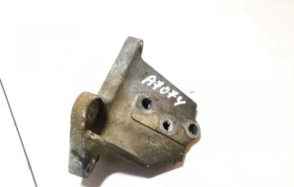 Nissan X-Trail T30 Engine mounting bracket