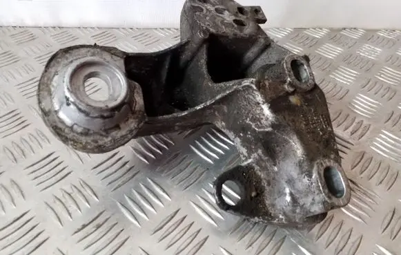 Audi A4 S4 B5 8D Engine mounting bracket 4B0199352B