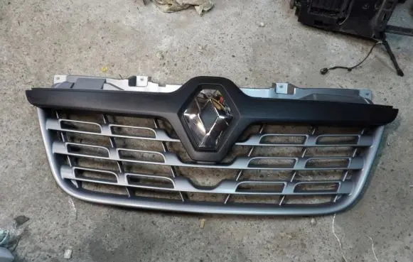 Renault Master III Front bumper upper radiator grill