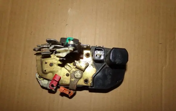Chrysler 300M Front door lock