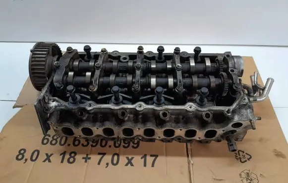 Toyota Avensis T270 Engine head 