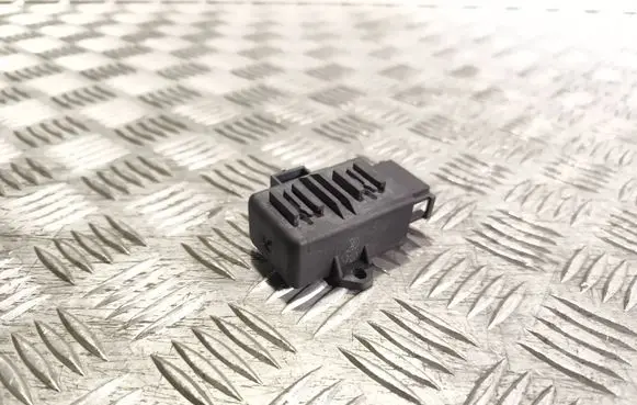 Volkswagen Golf VI Seat heating relay 1K0959772