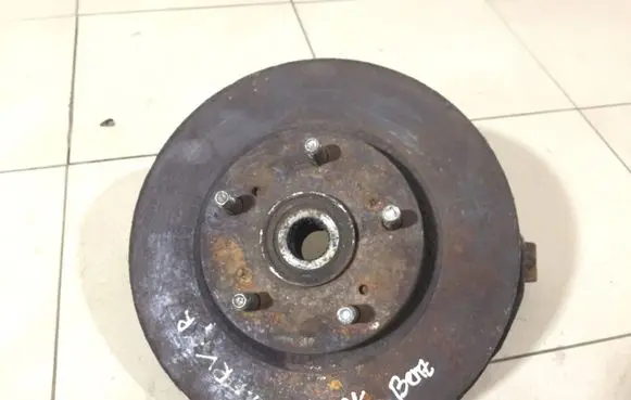 Honda FR-V Front wheel hub spindle knuckle