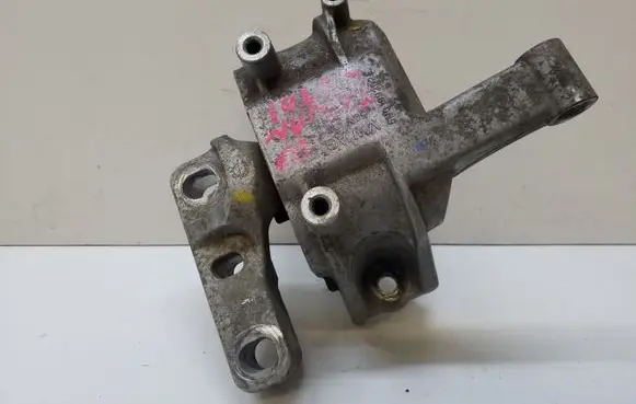Volkswagen Tiguan Engine mount bracket 5N0199262F