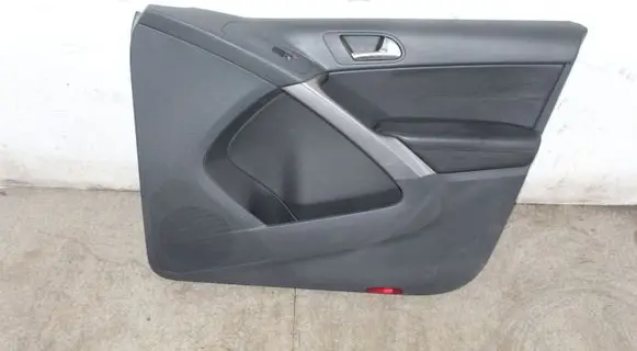 Volkswagen Tiguan Front door card panel trim