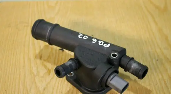 Volkswagen PASSAT B6 Engine coolant pipe/hose 038121132D