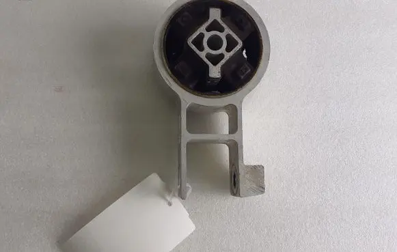Engine mounting bracket