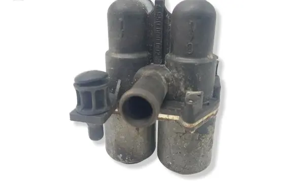 Mercedes-Benz E W124 Coolant heater control valve 0008306584