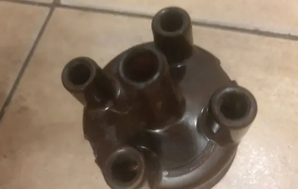 Moskvich 407 Spark distributor cap P35500