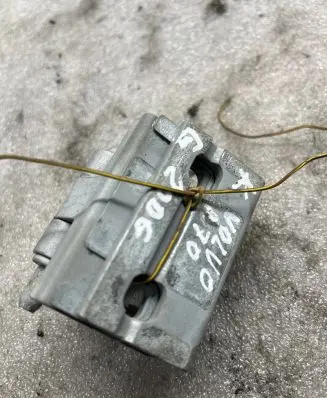 Volvo V70 Rear door lower hinge