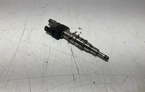 BMW 5 F10 F11 Fuel injector 7585261