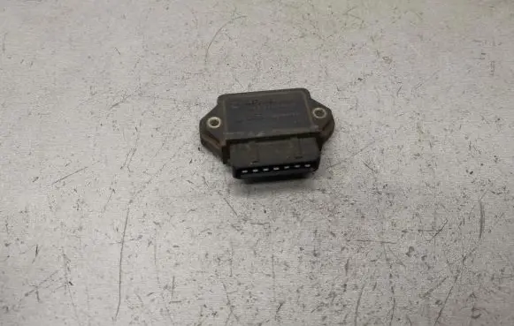 Audi 80 90 S2 B4 Ignition amplifier control unit 211905351D