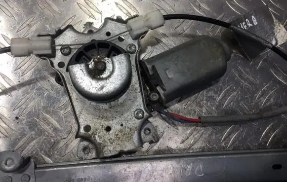 Nissan Primera Front door window regulator motor 112440