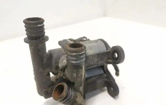 BMW 5 E34 Coolant heater control valve 1382299