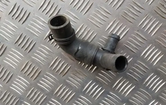 Mercedes-Benz GLC X253 C253 Engine coolant pipe/hose 3020615
