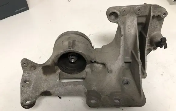 Nissan Qashqai Engine mount bracket