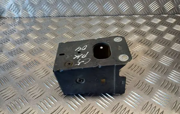 Radiator mount bracket