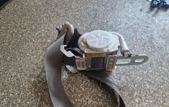 Chrysler 300 - 300C Front seatbelt