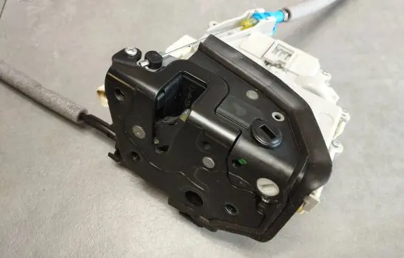 Loading door lock