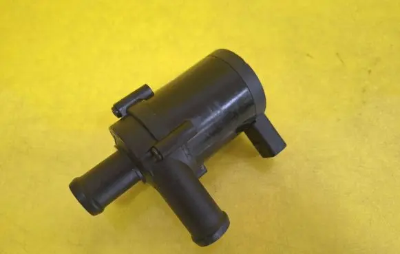 Volkswagen Touareg I Water pump 7L0965561