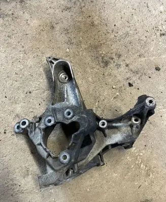 Mitsubishi Carisma Power steering pump mounting bracket 20072511