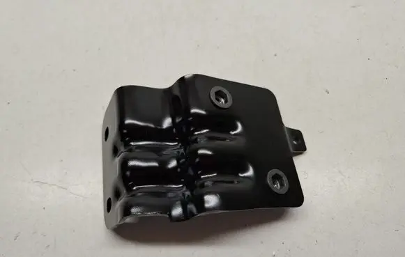 Audi Q7 4L Fender mounting bracket 4L0821290