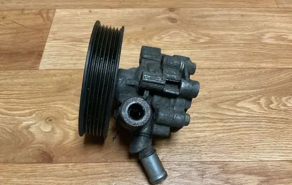 Opel Insignia A Power steering pump 55563329