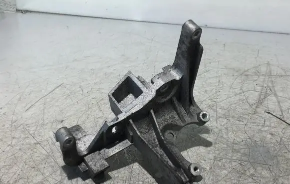 Ford Courier Engine mounting bracket F1BQ9B470AA