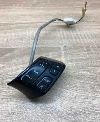 Toyota Avensis Verso Steering wheel buttons/switches 15B0530010