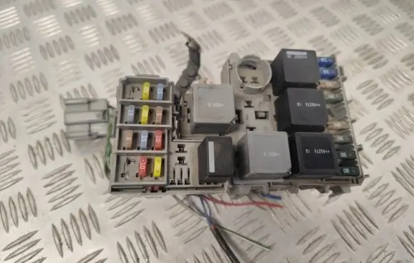Volvo V70 Fuse module 8690698